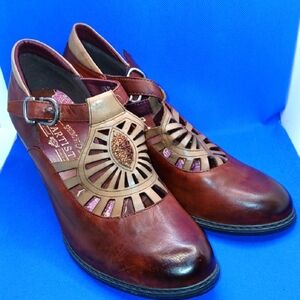 L'Artiste Brown and Tan Sandals Like New. 7.5